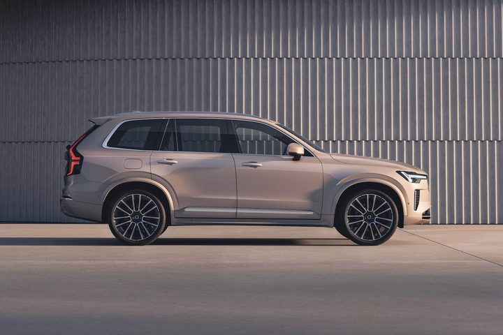 2025 Volvo XC90 profile view.