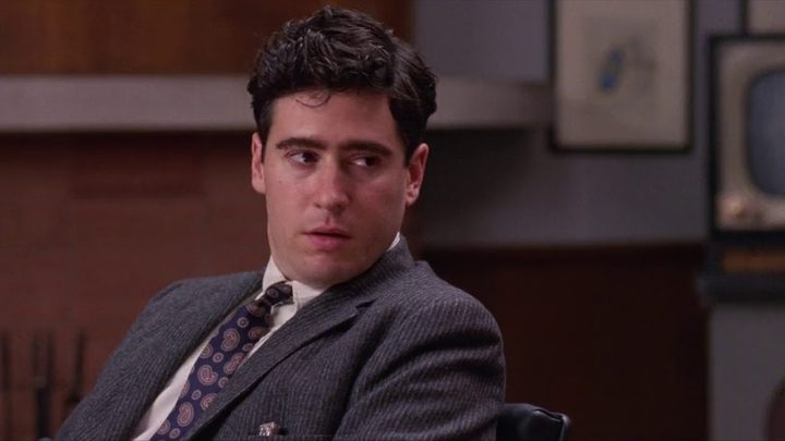 Rob Morrow as Richard Goodwin looking to his left in Quiz Show.