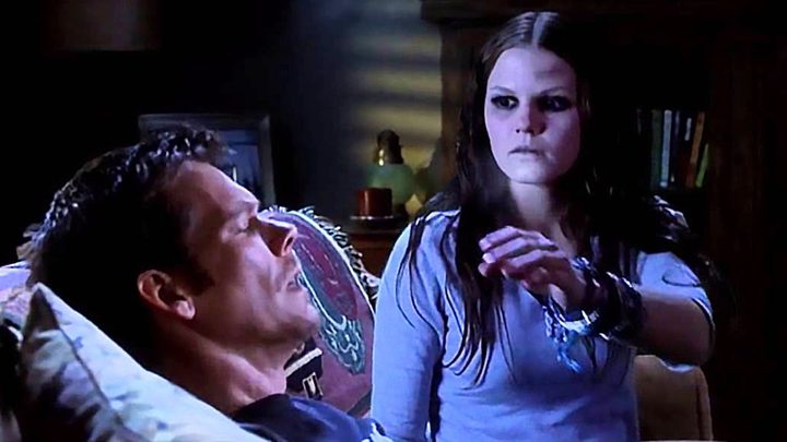 Kevin Bacon and Jennifer Morrison in Stir of Echoes