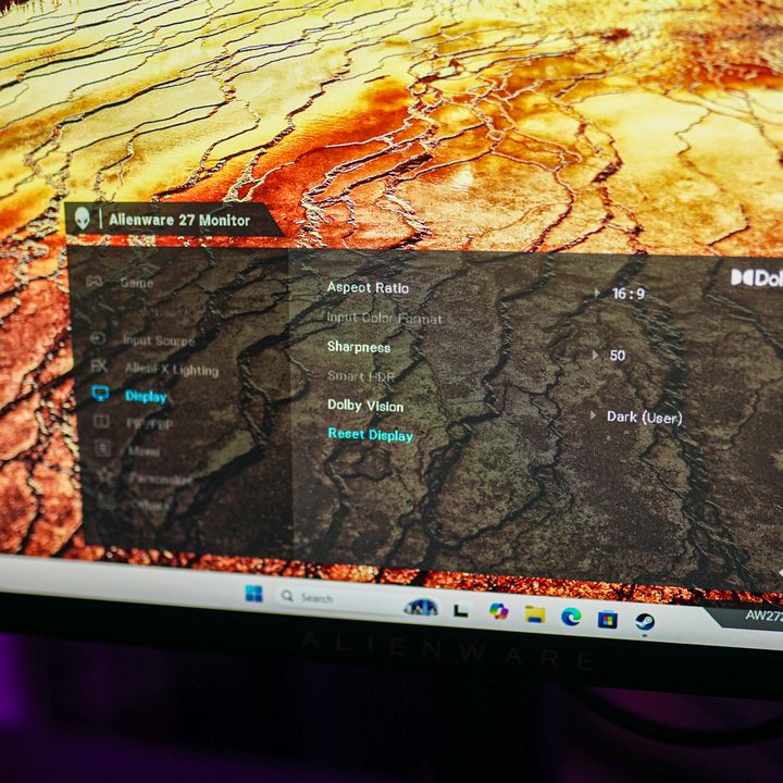 Menu on the Alienware AW2725QF.