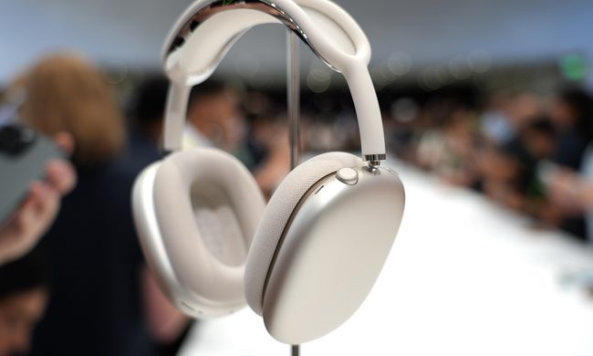 Apple AirPods Max with USB-C in Starlight.