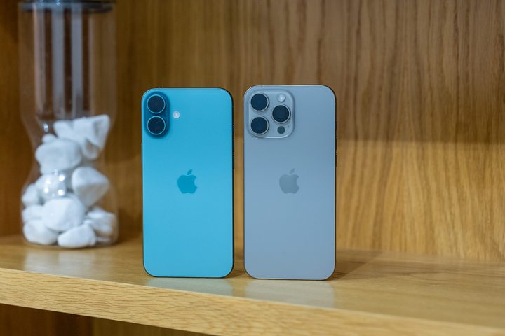 The iPhone 16 Plus next to the iPhone 16 Pro Max