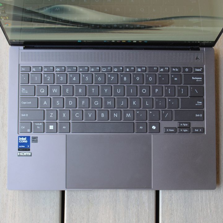The keyboard and trackpad of the Zenbook S 14.