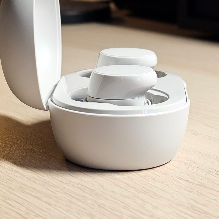 Bose QuietComfort Earbuds (2024): charging case (open, side view).