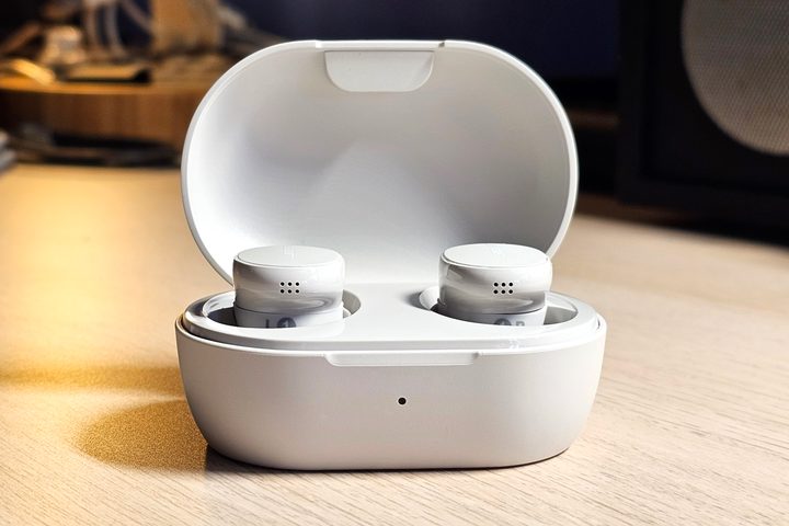 Bose QuietComfort Earbuds (2024): charging case (open).