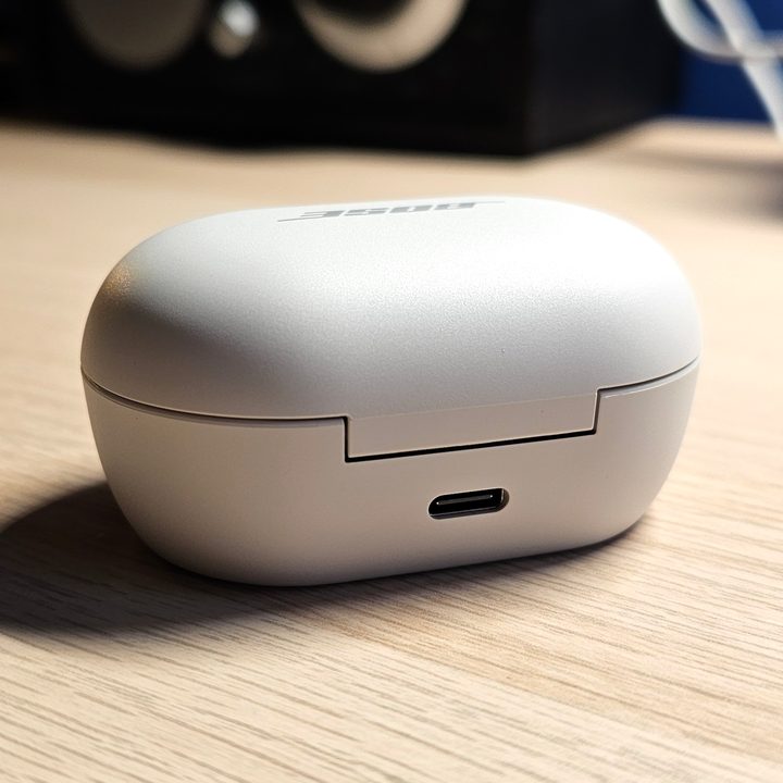 Bose QuietComfort Earbuds (2024): charging case (rear).