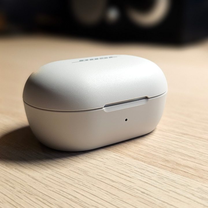 Bose QuietComfort Earbuds (2024): charging case (front).