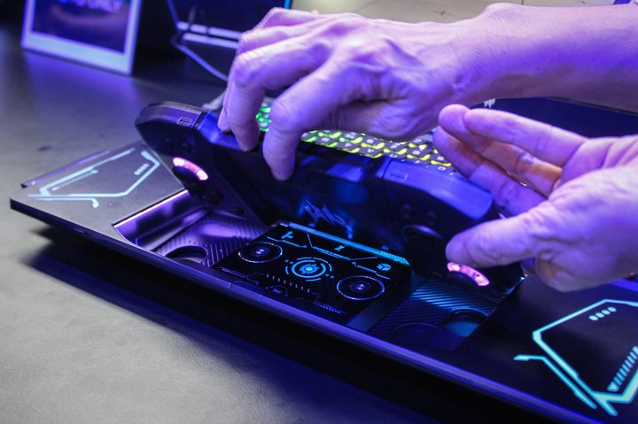 The controller on Acer's Project DualPlay.