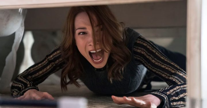 A woman screams on the floor in Halloween.