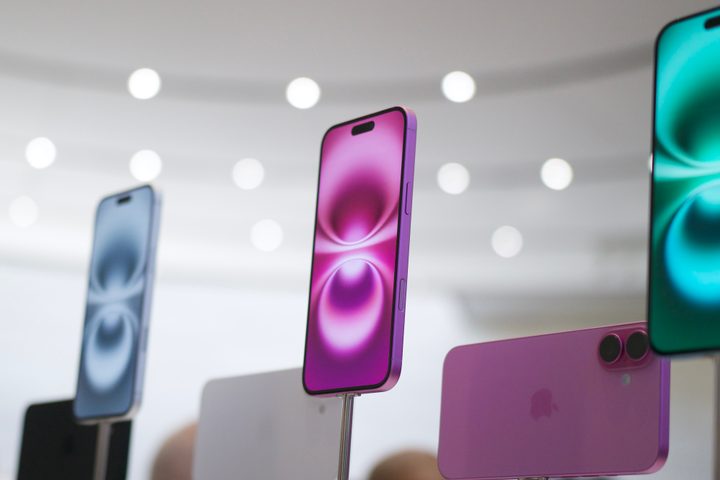 The pink iPhone 16 display.