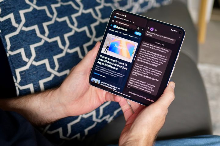 Split-screen mode on the open Google Pixel 9 Pro Fold.