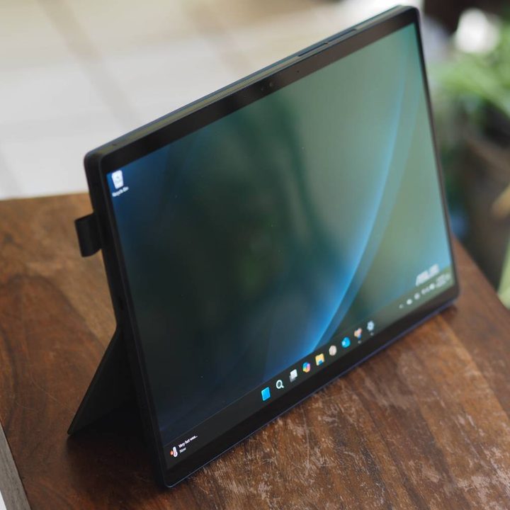 The screen of the ProArt PZ13 on a wooden table outside.