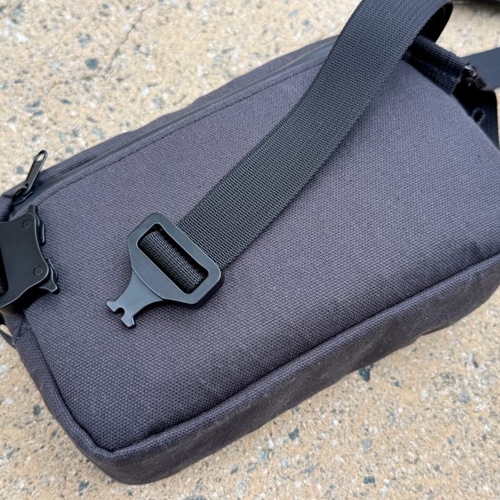 Waterfield Designs Shinjuku Sling in black, showing the paraglider buckle when detached.
