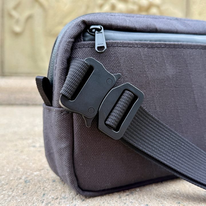 Waterfield Designs Shinjuku Sling in black, showing the paraglider buckle when closed.