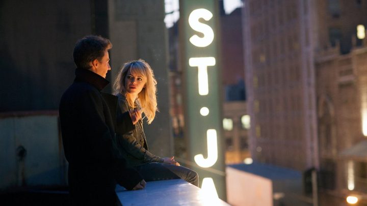 Edward Norton and Emma Stone as Mike and Sam talking in a rooftop in Birdman.