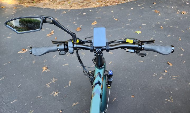 Engwe Engine Pro 2.0 folding bike uncluttered handlebar.