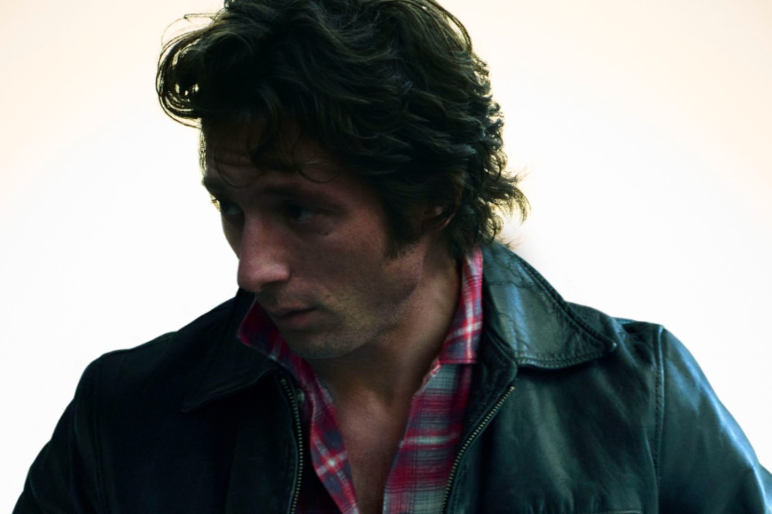 Jeremy Allen White looks to his right and stares.