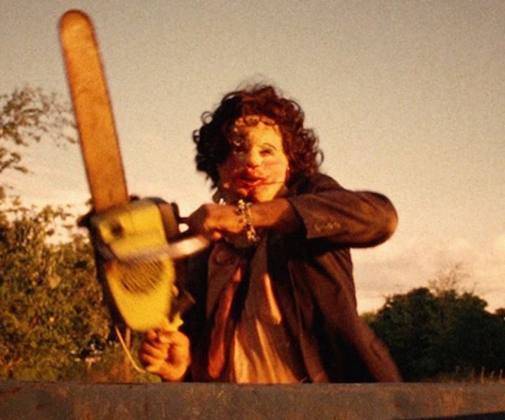 Leatherface runs with his chainsaw in The Texas Chain Saw massacre