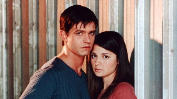 Jason Behr and Shiri Appleby in Roswell.