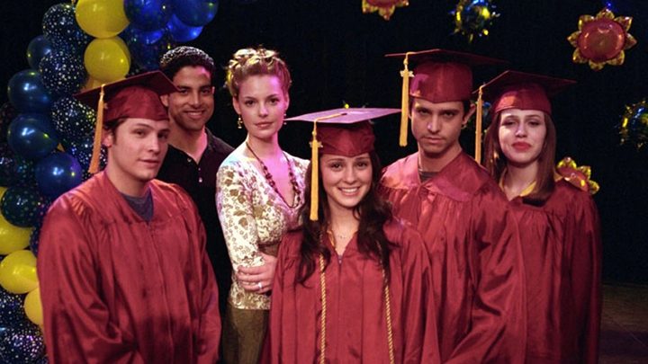 The cast of Roswell in the series finale.