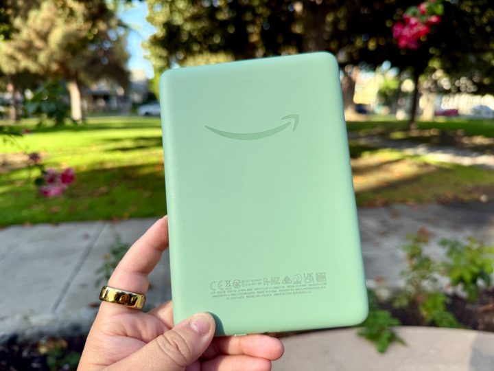 Amazon Kindle (2024) in Matcha Green.