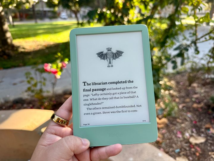 Amazon Kindle (2024) in Matcha Green.
