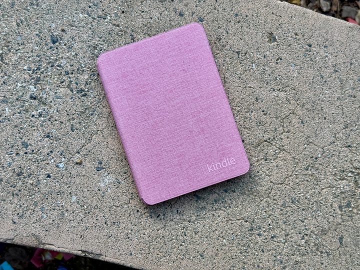 Amazon Kindle (2024) in Rose fabric cover.