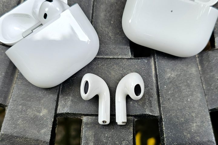 Apple AirPods 4 and AirPods 3 side by side.
