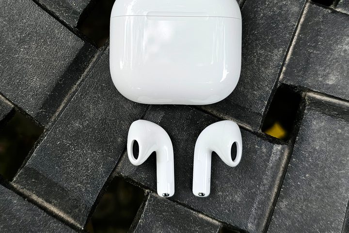 Apple AirPods 4.