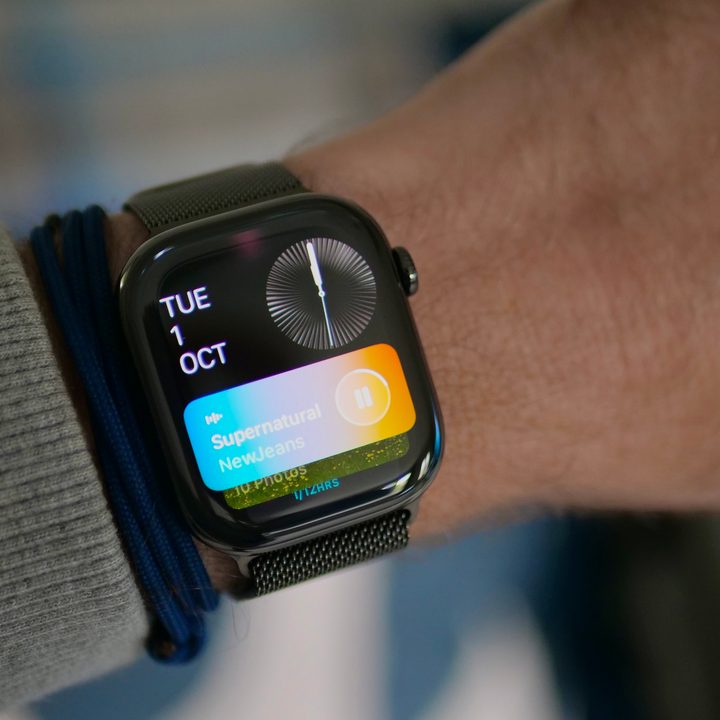 Smart Stack and Live Activity on the Apple Watch Series 10.