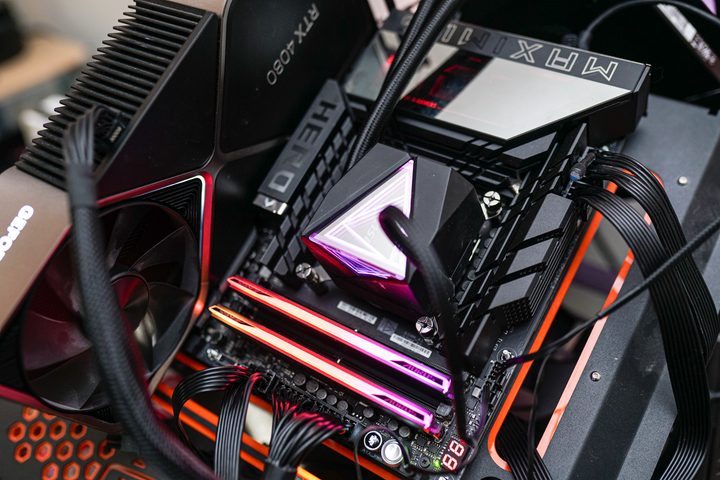 A test bench with the Core Ultra 5 245K processor.