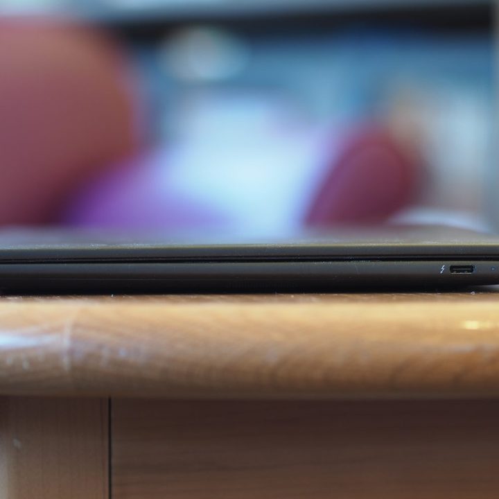 HP OmniBook Ultra Flip 14 left side view showing ports.