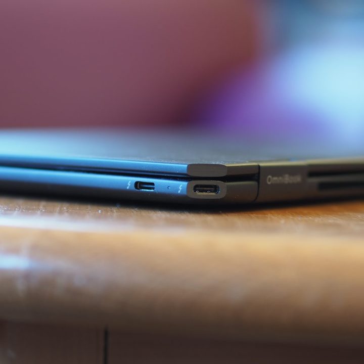 HP OmniBook Ultra Flip 14 side view showing notch.
