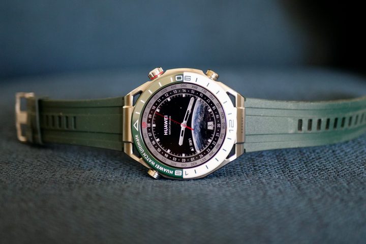 The Huawei Watch Ultimate's screen.