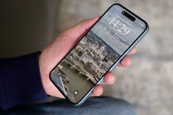 The Apple iPhone 16 Plus's lock screen.