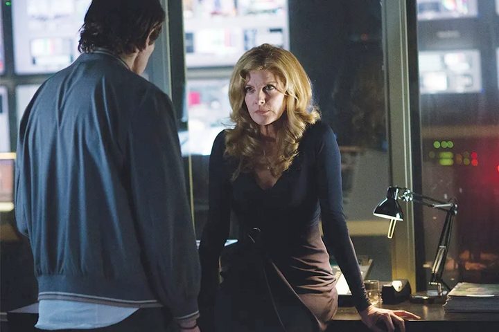 Nina looks at Louis in Nightcrawler.