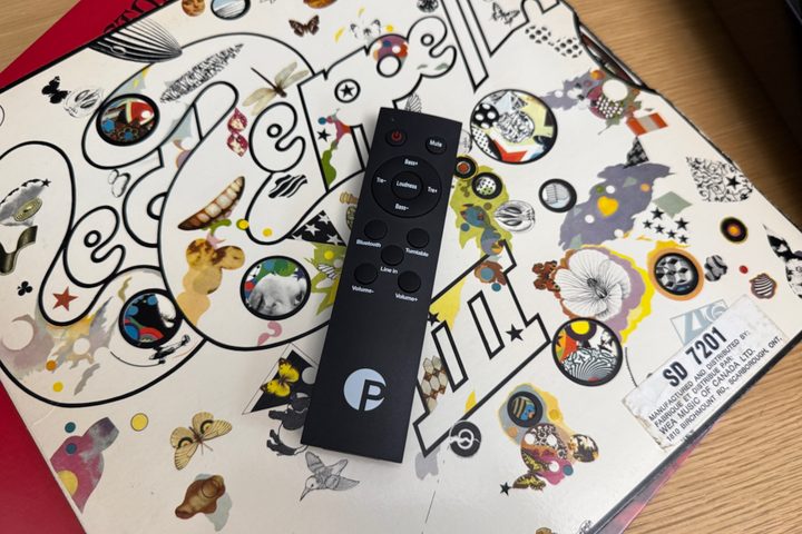 The remote of the Pro-Ject Juke Box E1.