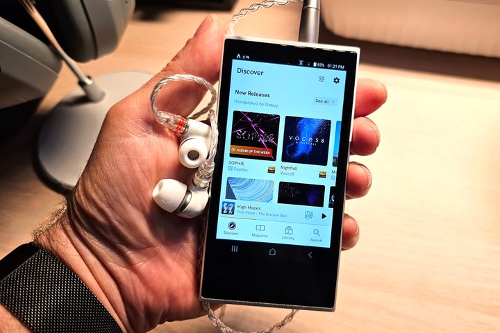 The Qobuz music app for Android seen on an Astell&Kern Activo portable media player.