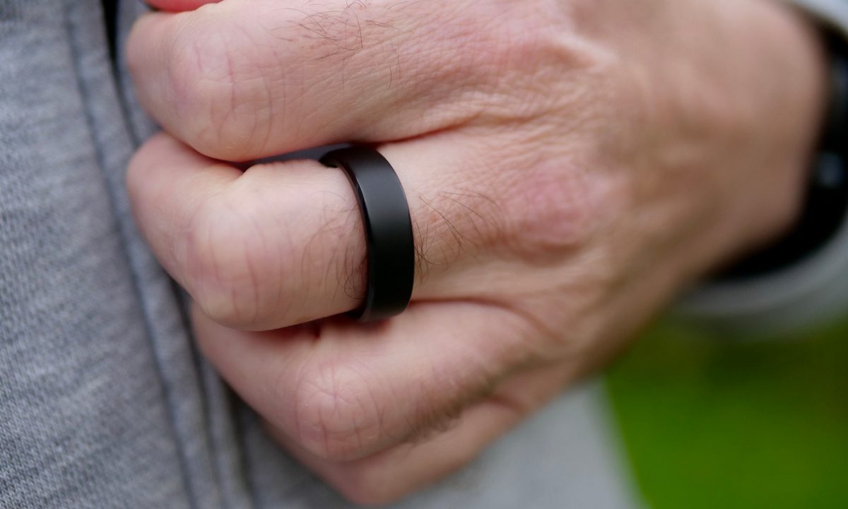 A person wearing the RingConn Gen 2 smart ring.