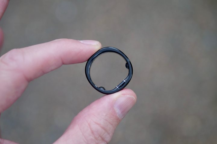 A person holding the RingConn Gen 2.