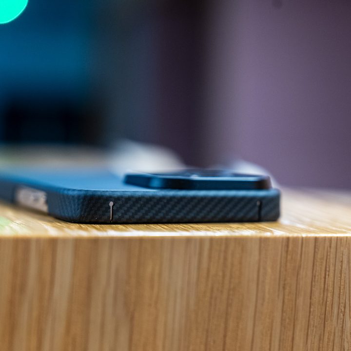 Thinborne iPhone 16 Pro case antenna bars