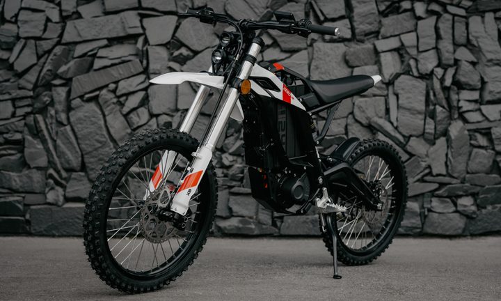 2025 Zero XB parked in front of a dark gray rock wall background.