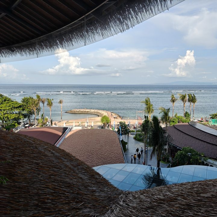 A regular landscape scene of the beach captured on the Find X8 Pro