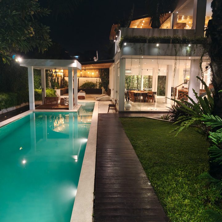 A photo of a house with a pool captured on the Find X8 Pro