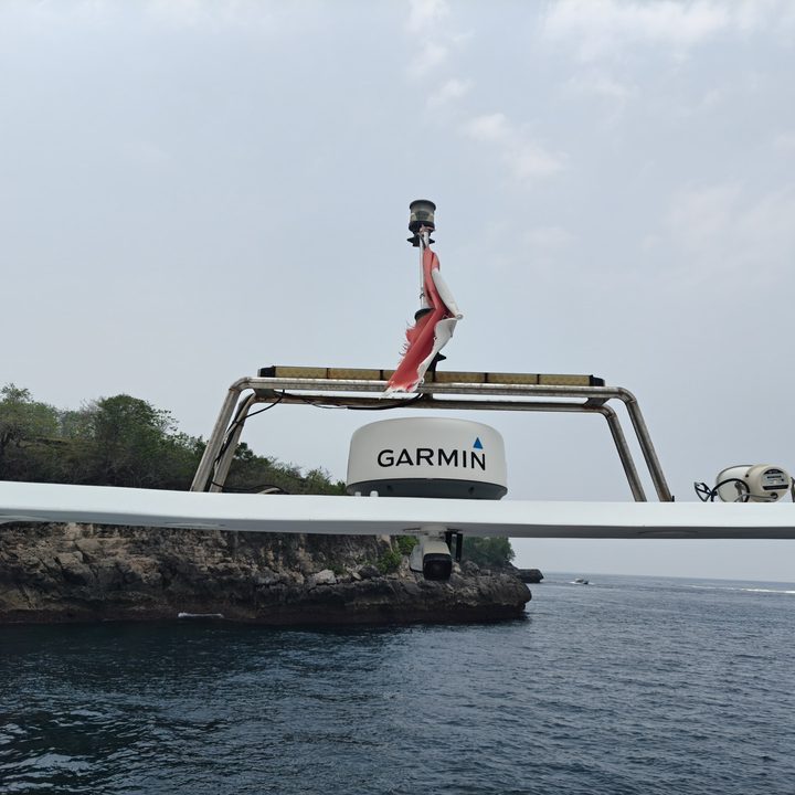 A picture of a GPS unit on a boat captured on the Find X8 Pro