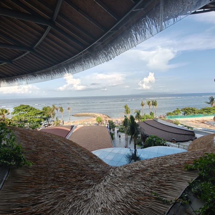 A landscape scene of the beach captured with the ultrawide camera on the Find X8 Pro
