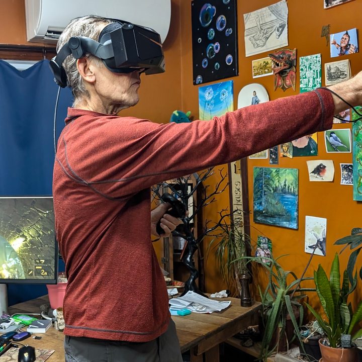 Half-Life Alyx looks great in the Pimax Crystal Light and the controllers held tracking well.