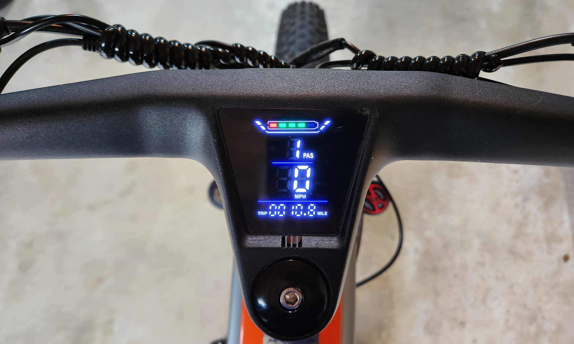 HeyBike Hero e-bike integrated handlebar LED display.