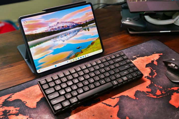 OnePlus Pad 2 used as a wireless Windows monitor, kept in front of a Keychron K2V2 mechanical keyboard and Logitech MX Master 3S on a table.