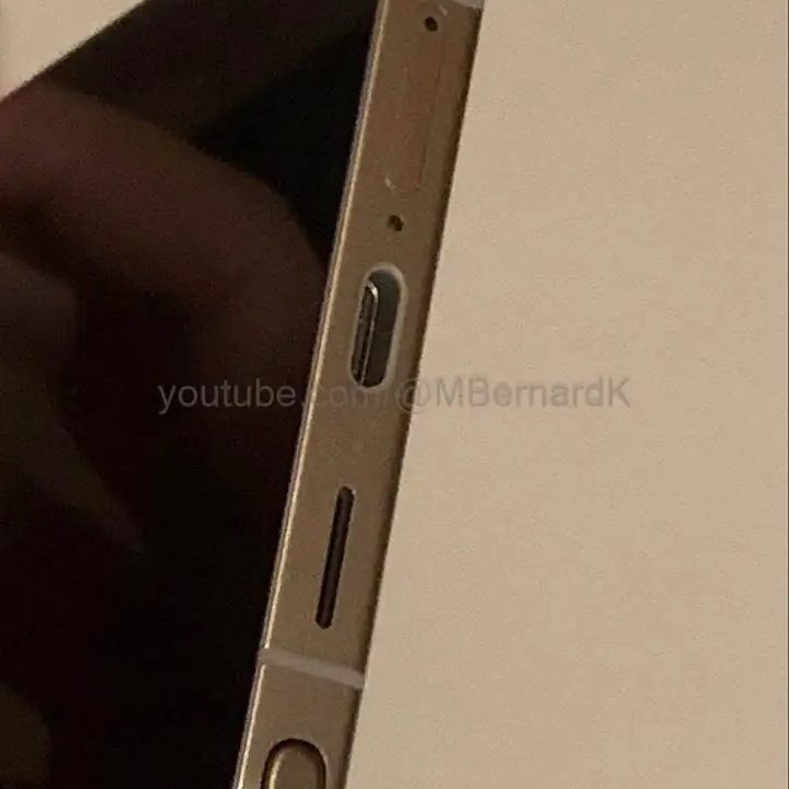 A shot of the bottom of the Galaxy S25 Ultra.